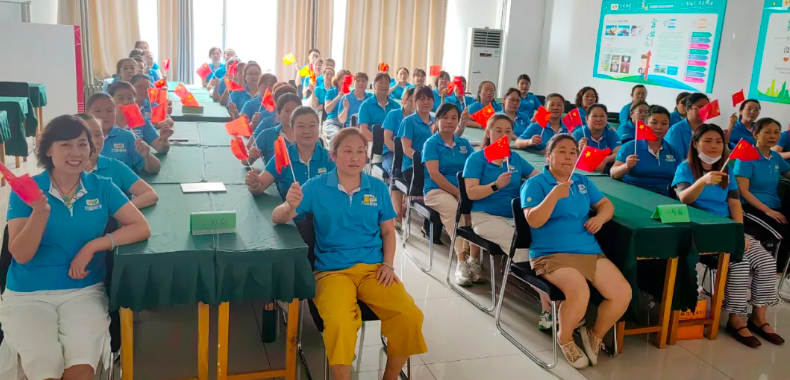 万民阳光全体店长集体观看抗战胜利阅兵，致敬历史